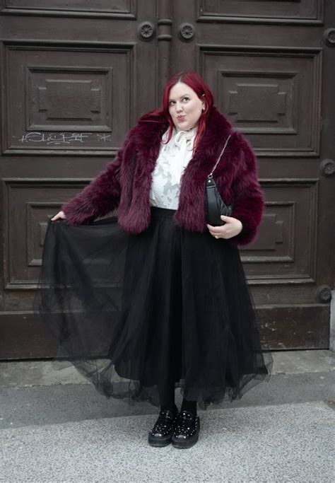 Moteris vilkinti juodą tiulio sijoną