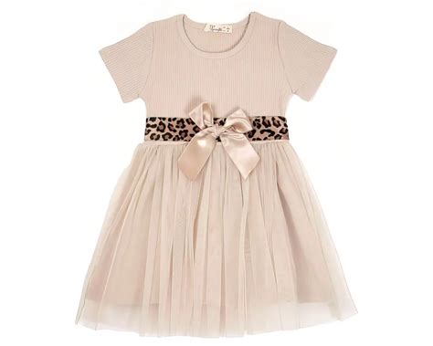 Vaikas baleto kostiumu su tiulio sijonu