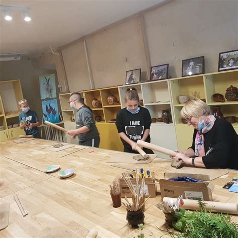 vaikai dalyvauja edukaciniame užsiėmime