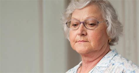 močiutė glaudžia anūkus