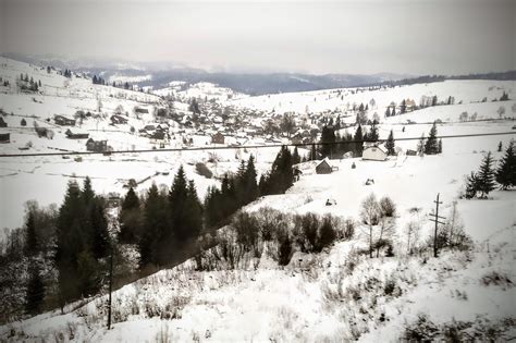 Skrydis virš kalnų, iliustruojantis eilutes iš 