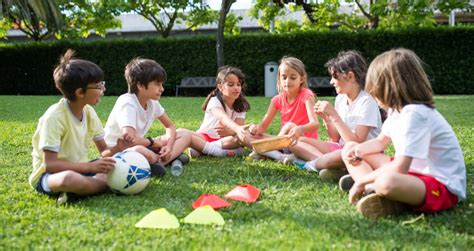 Vaikai žaidžia edukacinėje aplinkoje