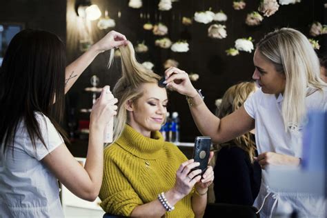 Moterys grožio salone