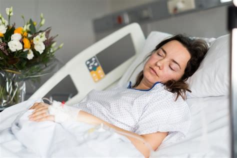 Moteris su naujagimiu ligoninėje