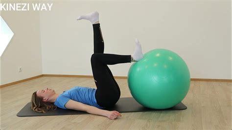 Moteris, atliekanti dubens dugno mankštą su gimnastikos kamuoliu