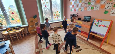Pedagogas stebi vaikus žaidžiančius