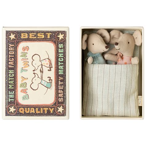 dvynukai miega kartu lovelėje