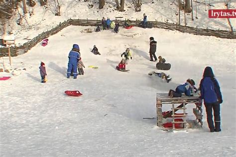 Vaikai tyrinėja gamtą lauko darželyje