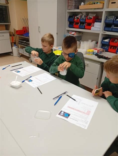 Vaikai tirpina ledą su druska