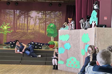 Vaikai kuria šešėlių teatro figūrėles