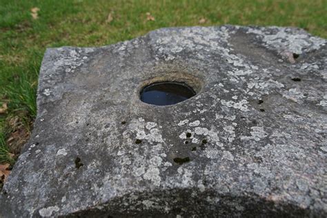 Lietuviški mitologiniai akmenys su duobutėmis