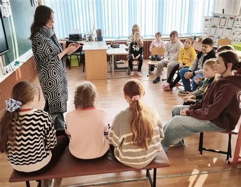 Auklėtojas demonstruoja vaikams tinkamą elgesį