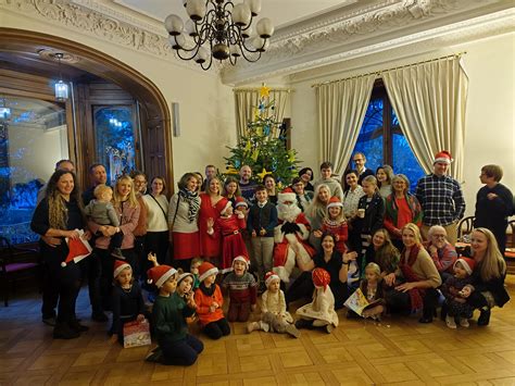 vaikai kepa ir puošia laimės sausainius