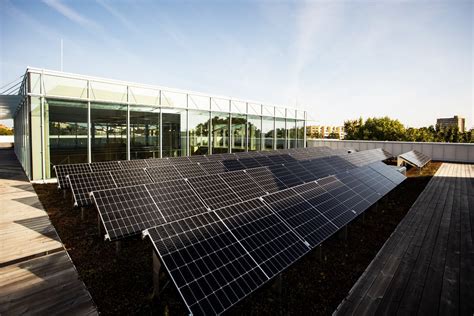 Apželdintas stogas su poilsio zona ir saulės elektrinėmis