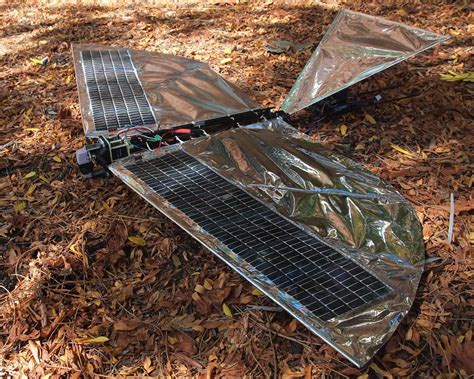 Saulės energija varomas robotas