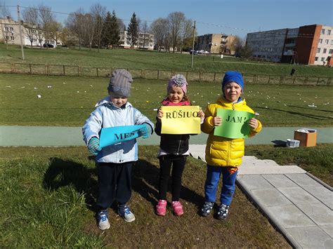 vaikai mokosi rūšiuoti atliekas