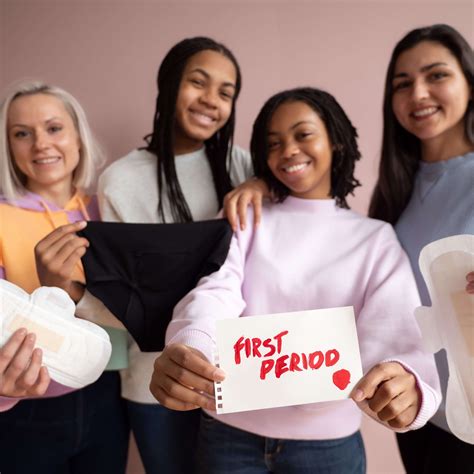 Moterys, kalbančios ir besišypsančios, simbolizuojančios atvirumą ir bendravimą apie menstruacijas.