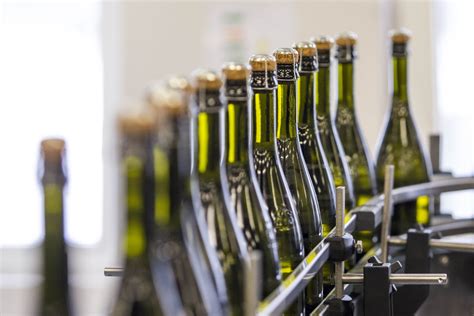 degalų ir alkoholio gamintojų etikečių palyginimas