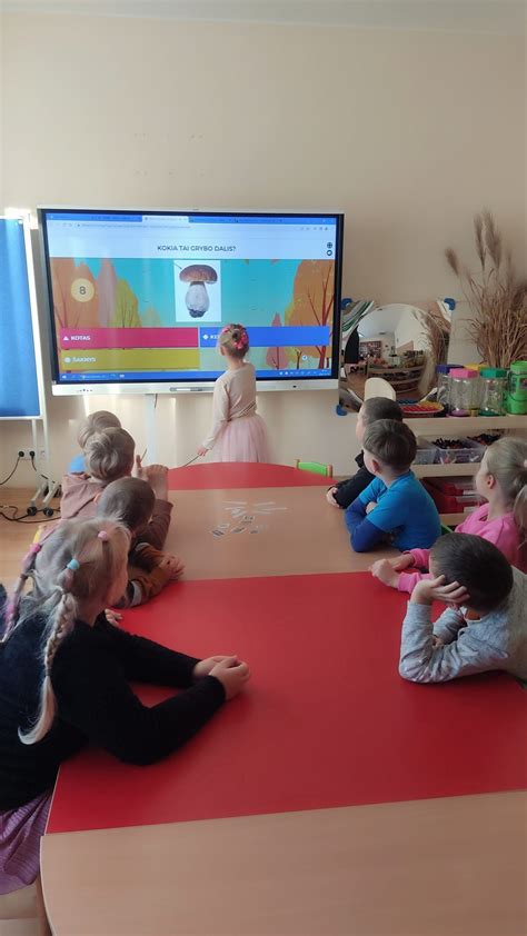 Vaikai bendrauja prie interaktyvios lentos