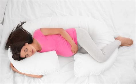 Moters nėštumo metu miegojanti su pagalve
