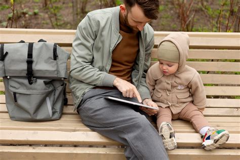 Tėvas su vaiku nešynėje BabyBjorn