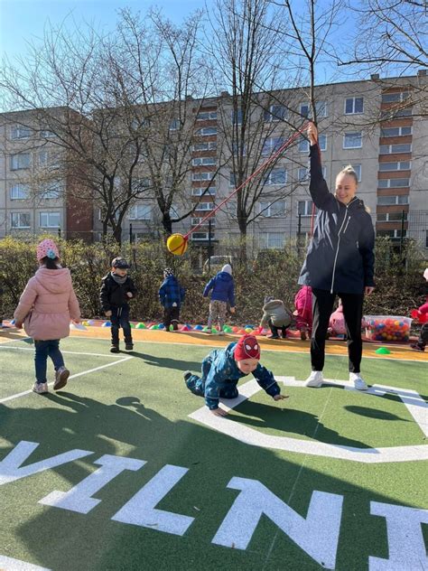 Vaikų grupė, žaidžianti kartu darželyje