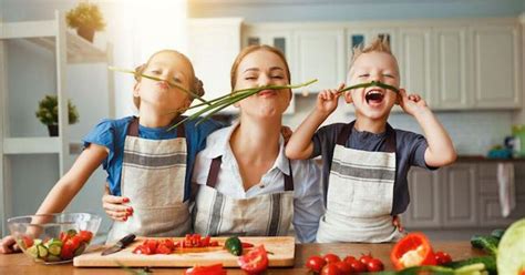 Vaikai, gaminantys varškės apkepą virtuvėje