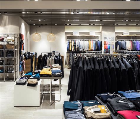 Outlet Park parduotuvė su įvairiais drabužiais ir aksesuarais