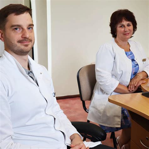 Gydytojų komanda, dirbanti kartu, siekiant išgelbėti pacientą