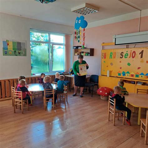 Nuotrauka su vaikais žaidžiančiais ikimokyklinio ugdymo įstaigoje