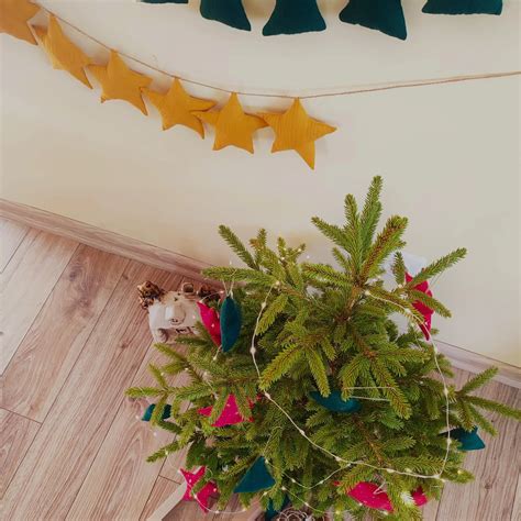 Kalėdinė girlianda iš popierinių žvaigždučių