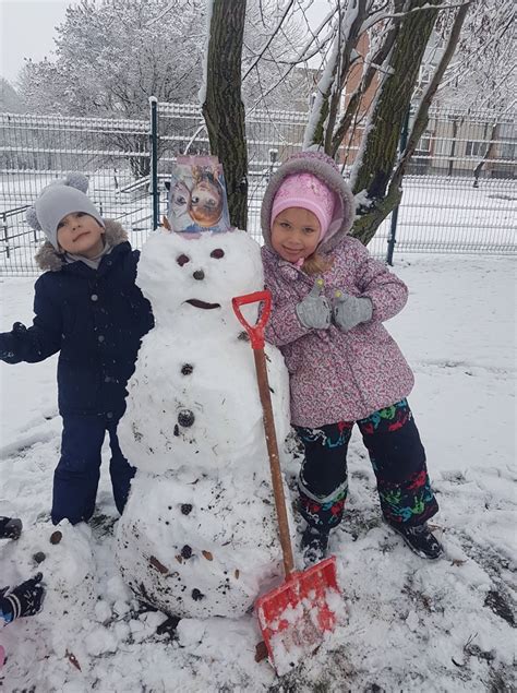 Vaiko rankos daro sniego senį