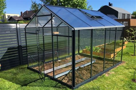 Šiltnamis su mulčiuotomis lysvėmis