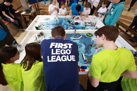 Vaikai dalyvauja FIRST LEGO League varžybose