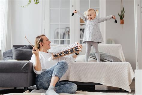 Vaikai, klausantys muzikos ir dainuojantys