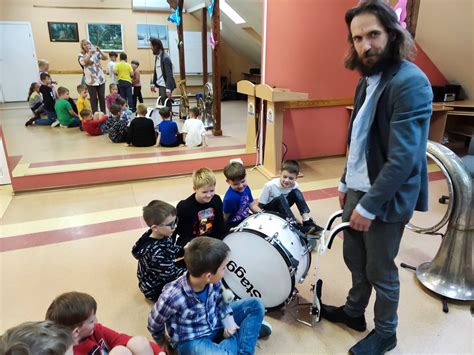 Muzikos mokytojas, vedantis pamoką ikimokyklinukams