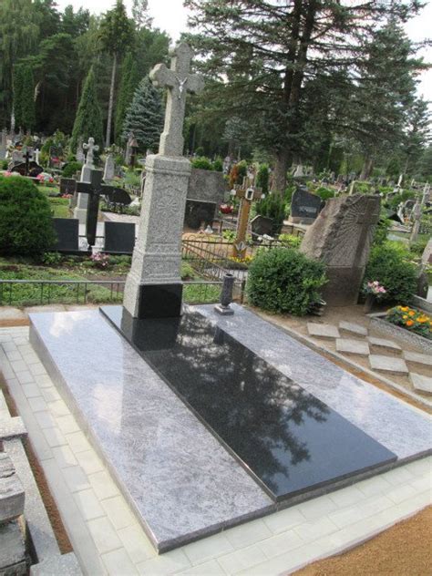 Pavyzdys, kaip atrodo granito plokštėmis dengta kapavietė
