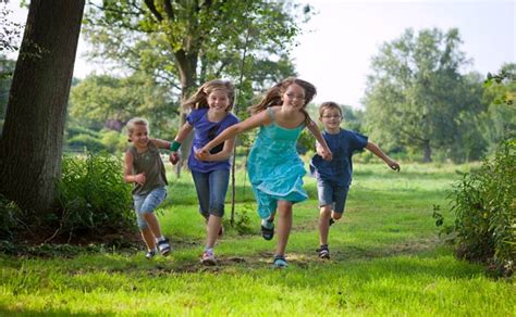 Vaikai žaidžia vasaros vakarą lauke
