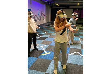 Vaikai, žaidžiantys su virtualios realybės akiniais