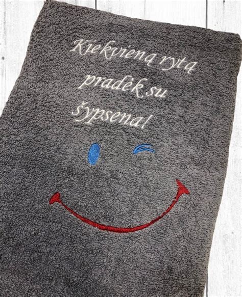 Besidilčiuojantis žmogus su balta šypsena