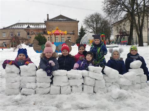 Vaikai atlieka eksperimentą su spalvotu sniegu