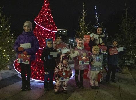 Vaizduojami vaikai, rašantys laiškus Kalėdų Seneliui