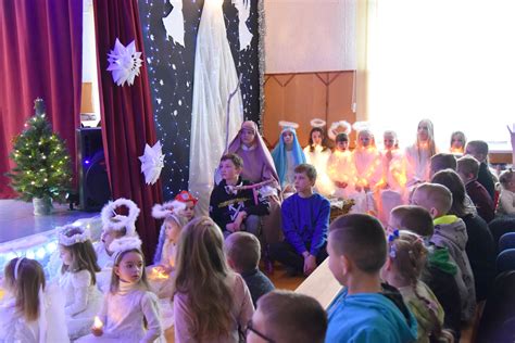 Vaikai, repetuojantys kalėdinį vaidinimą