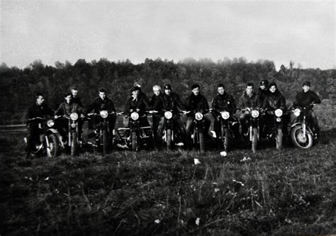 SAMCRO klubo nariai važiuoja motociklais
