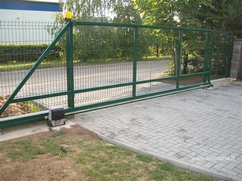 Stumdomi vartai su kalviškais elementais