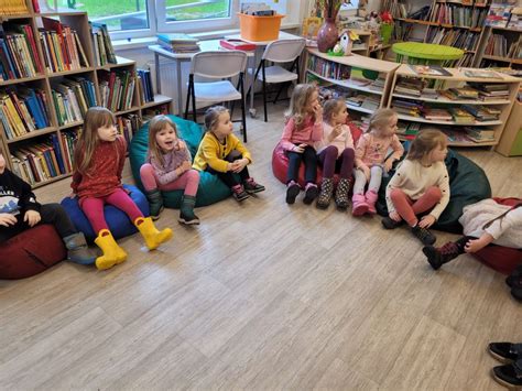 Vaikai edukacinėje išvykoje į biblioteką