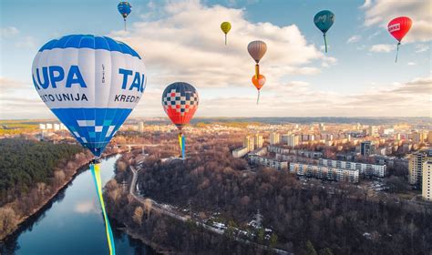 Vaizdas į dangų su debesimis