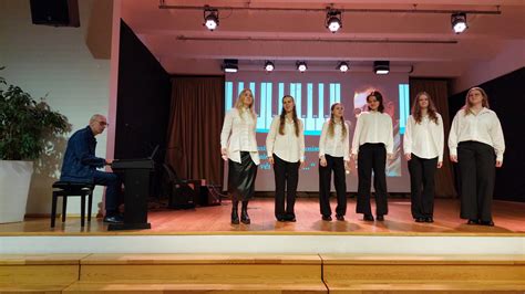 merginų ansamblis scenoje