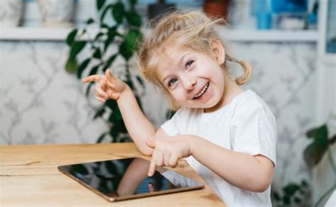 Vaikai naudojasi planšetiniu kompiuteriu
