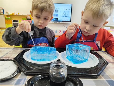 Vaikai, dalyvaujantys STEAM veiklose